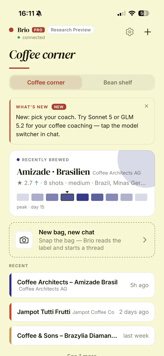 Brio app home screen — the Coffee Corner, showing the recently brewed Amizade Brasilien with its freshness curve and recent coaching chats